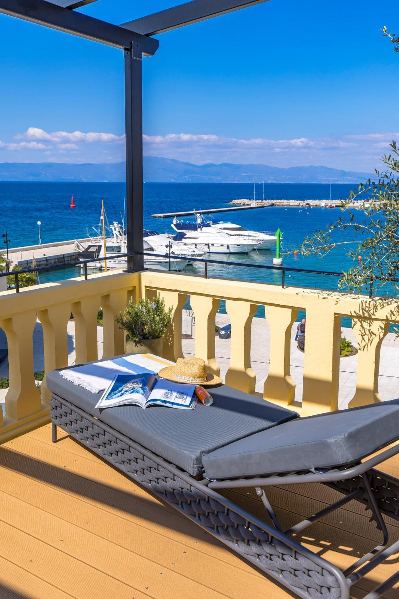 The House Hotel Малинска Екстериор снимка